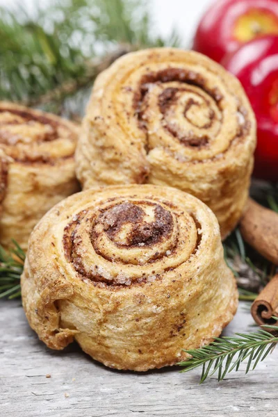 Cinnamon rolls in christmas setting — Stock Photo, Image