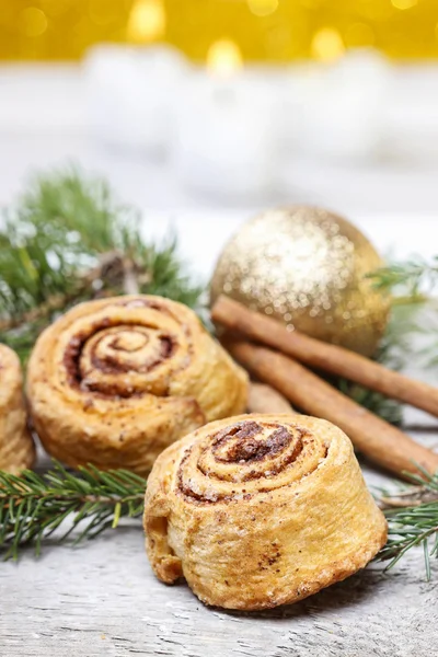 Cinnamon rolls in christmas setting — Stock Photo, Image