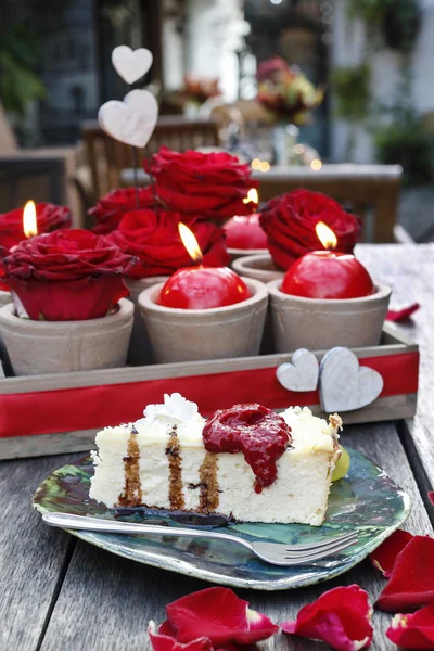 Bolo de queijo e decoração romântica — Fotografia de Stock