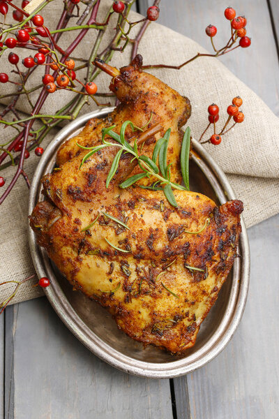 Жареный кролик с травами
