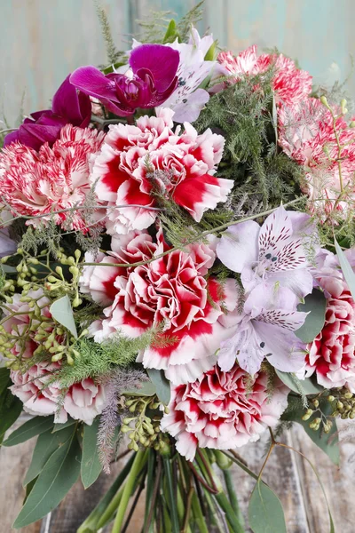Bouquet of red carnations and purple orchid flowers — Stock Photo, Image