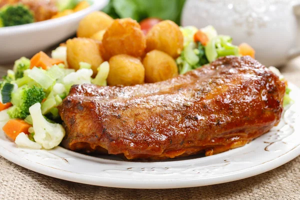 Roasted rabbit with vegetables — Stock Photo, Image