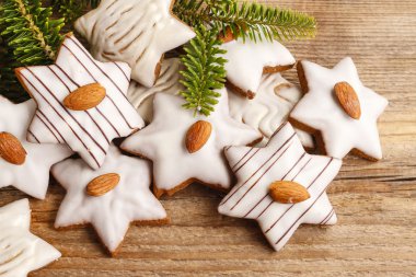 Gingerbread çerezleri yıldız şekli içinde badem ile dekore edilmiştir.