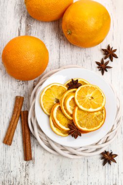 Beyaz tahta üzerinde Noel süsleri