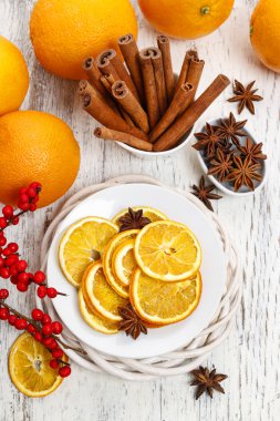 Beyaz tahta üzerinde Noel süsleri