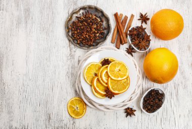 Beyaz tahta üzerinde Noel süsleri