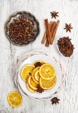 Beyaz tahta üzerinde Noel süsleri