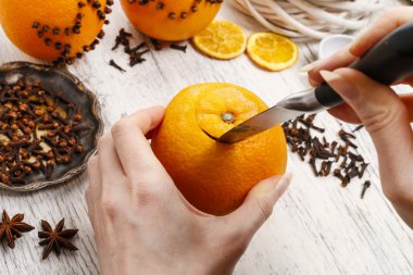 Nasıl mum - portakal pomander topu yapmak için öğretici