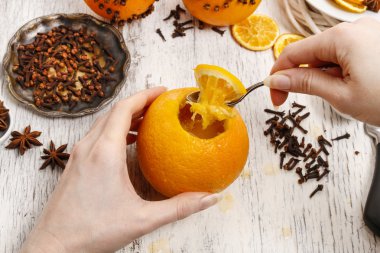 Nasıl mum - portakal pomander topu yapmak için öğretici