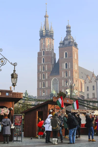 Ежегодная рождественская ярмарка на Главной Рыночной площади. Озил, Польша. — стоковое фото