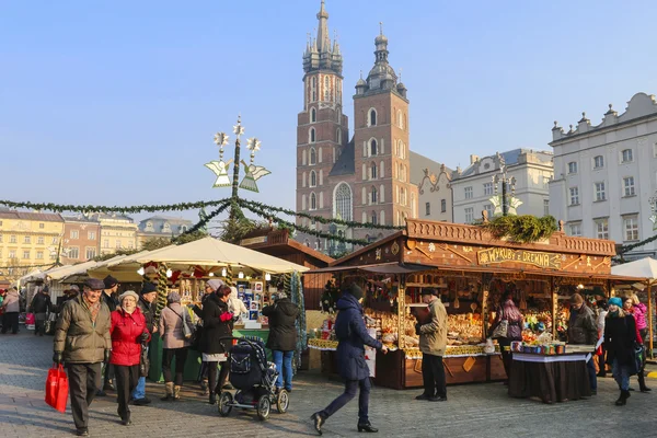 Ana Pazar Meydanı 'nda yıllık Noel panayırı. Krakow, Polonya. — Stok fotoğraf