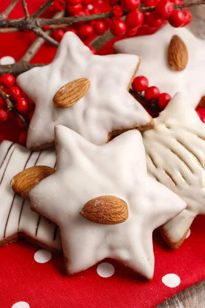 Biscoitos de gengibre em forma de estrela decorados com amêndoas — Fotografia de Stock
