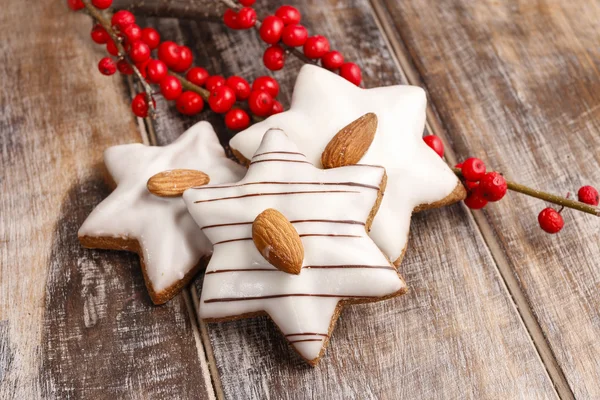 Gingerbread çerezleri yıldız şekli içinde badem ile dekore edilmiştir. — Stok fotoğraf