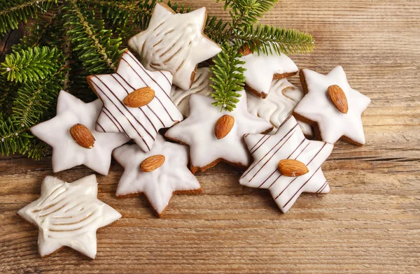 Biscoitos de gengibre em forma de estrela decorados com amêndoas — Fotografia de Stock