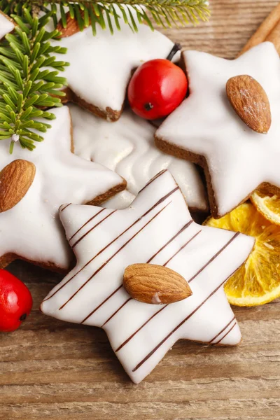 Gingerbread çerezleri yıldız şekli içinde badem ile dekore edilmiştir. — Stok fotoğraf