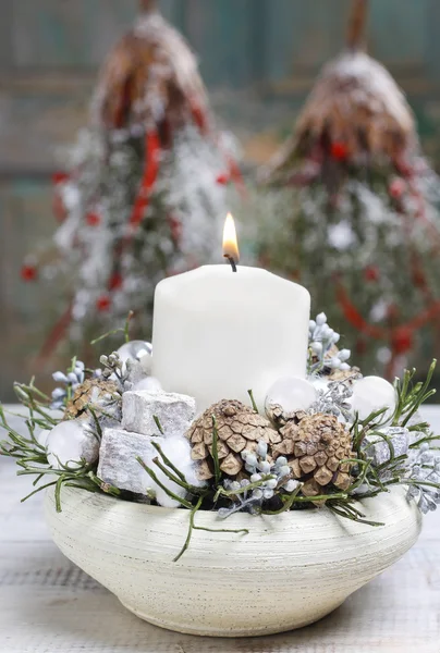 Noel dekorasyonu ile mum ve koniler — Stok fotoğraf