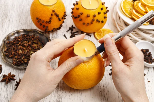 How to make orange pomander ball with candle - tutorial — Stock Photo, Image