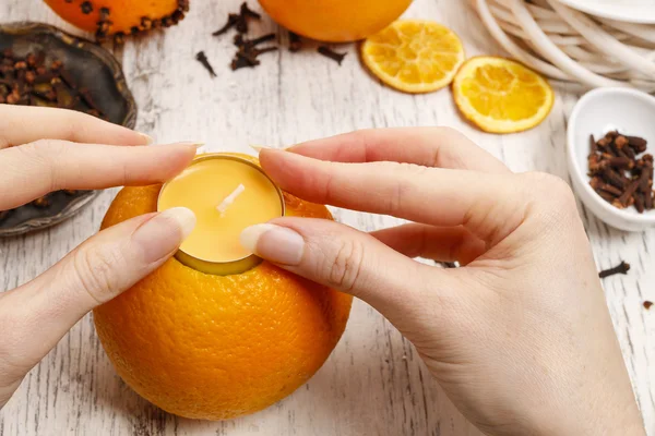 Hur man gör orange pomander boll med ljus - handledning — Stockfoto