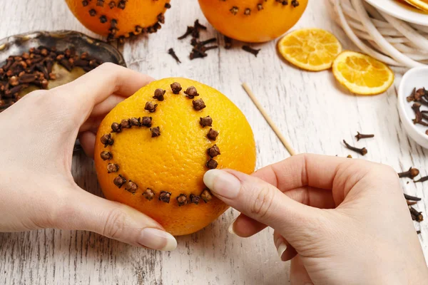Cómo hacer bola de pomandro naranja con vela - tutorial —  Fotos de Stock