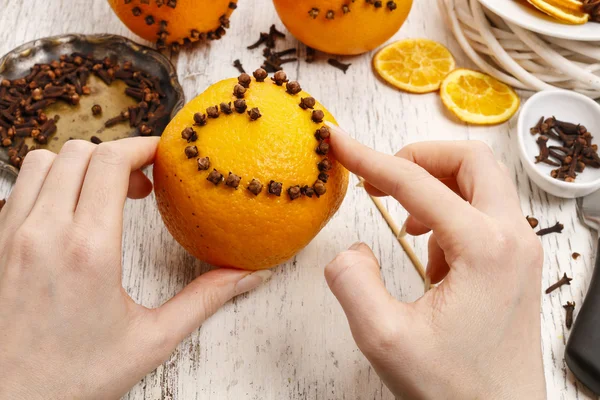 How to make orange pomander ball with candle - tutorial — Stock Photo, Image