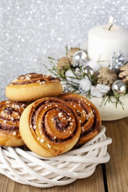 Kanelbulle - İsveç tarçın Noel ortamda alır.