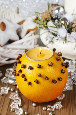 Turuncu pomander top mum ile karanfil ile dekore edilmiştir.
