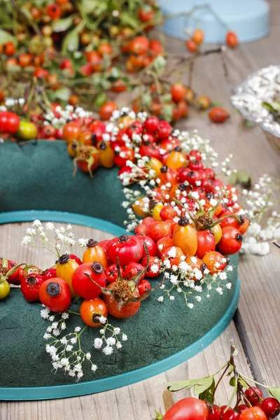 Stappen van het maken van de kroon van de deur met rose hip, hawthorn en rowan — Stockfoto