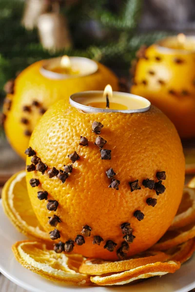 Orange pomander ball with candle. Christmas decor — Stock Photo, Image
