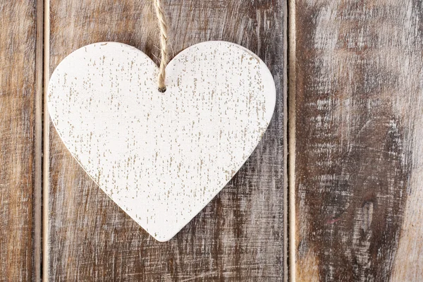 Corazón sobre fondo de madera — Foto de Stock