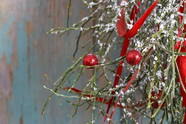 Sfondo natalizio: palline rosse, albero di Natale, neve — Foto Stock