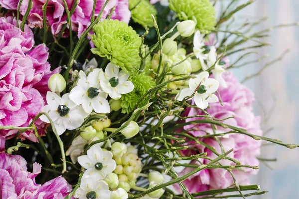 Bouquet of pink carnation, arabian star flower (ornithogalum ara — Stock Photo, Image