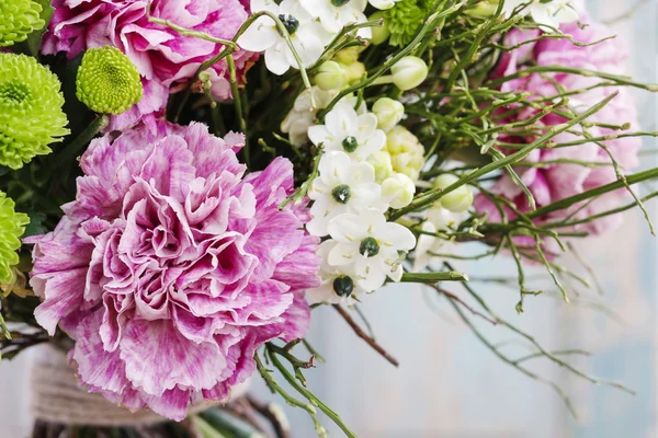 Boeket van roze carnation, Arabische sterren bloem (Vogelmelk ara — Stockfoto