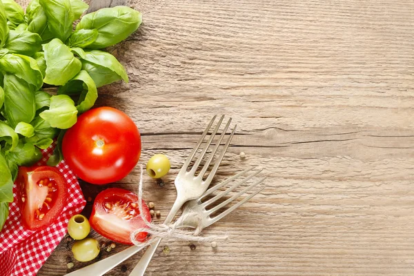 Hintergrund der italienischen Küche: Tomaten, Oliven und Paprika — Stockfoto