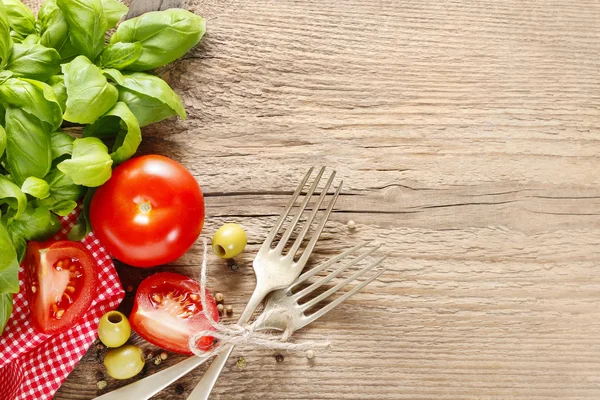 Italian cuisine background: tomatoes, olives and peppers — Stock Photo, Image