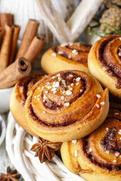 Kanelbulle - rollos de canela sueca en el ajuste de Navidad —  Fotos de Stock