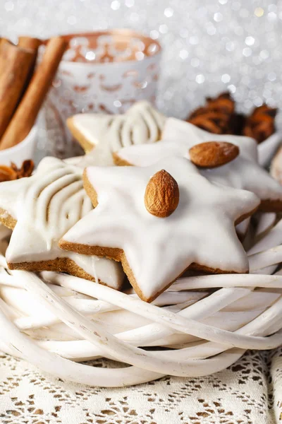 Gingerbread çerezleri yıldız şekli içinde badem ile dekore edilmiştir. — Stok fotoğraf