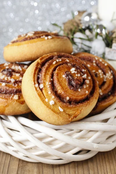 Kanelbulle - swedish cinnamon rolls in christmas setting — Stock Photo, Image