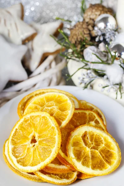 Gedroogde oranges - decoratie op een kerst tafel — Stockfoto