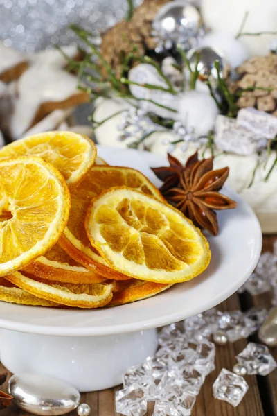 Oranges séchées - décoration sur une table de Noël — Photo