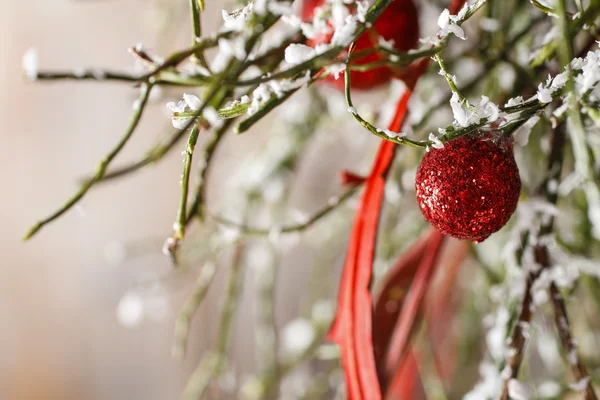 Noel arka plan: kırmızı topları, yılbaşı ağacı, kar — Stok fotoğraf