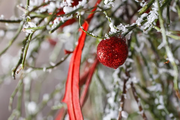 Latar belakang Natal: bola merah, pohon Natal, salju — Stok Foto