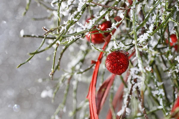 Latar belakang Natal: bola merah, pohon Natal, salju — Stok Foto
