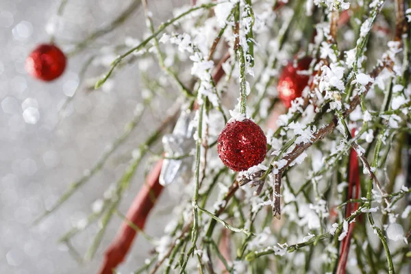 Noel arka plan: kırmızı topları, yılbaşı ağacı, kar — Stok fotoğraf