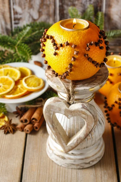 Bola de pomander laranja com vela. Decorações de Natal — Fotografia de Stock