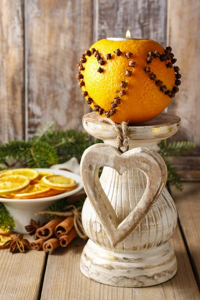 Orange pomander ball with candle. Christmas decorations — Stock Photo, Image