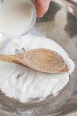 Nasıl hamur mayaları - adım adım yapmak: süt şeker ile karıştırın