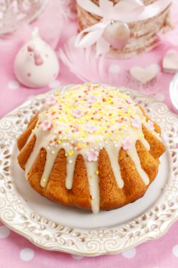 Geleneksel Paskalya kek dekore buzlanma ve renkli sprink