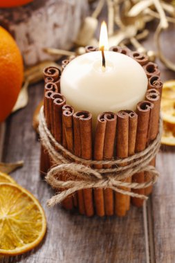 Mum Noel dekorasyonu, tarçın sopa ile dekore edilmiştir.