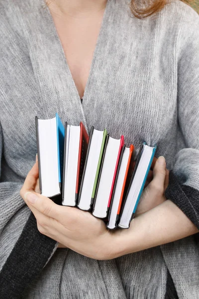 Frau im Besitz von Büchern — Stockfoto