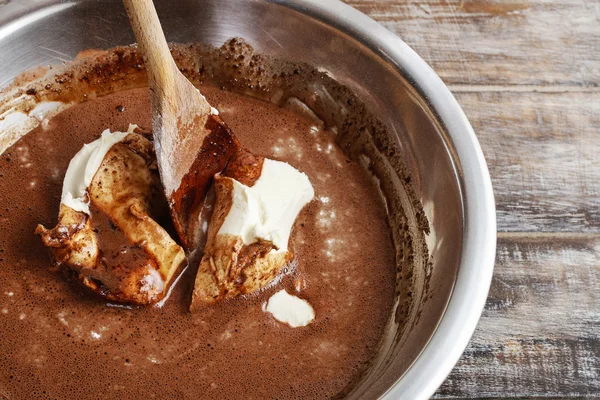 Schritte bei der Herstellung von Schokoladenkuchen: Zutaten mischen — Stockfoto